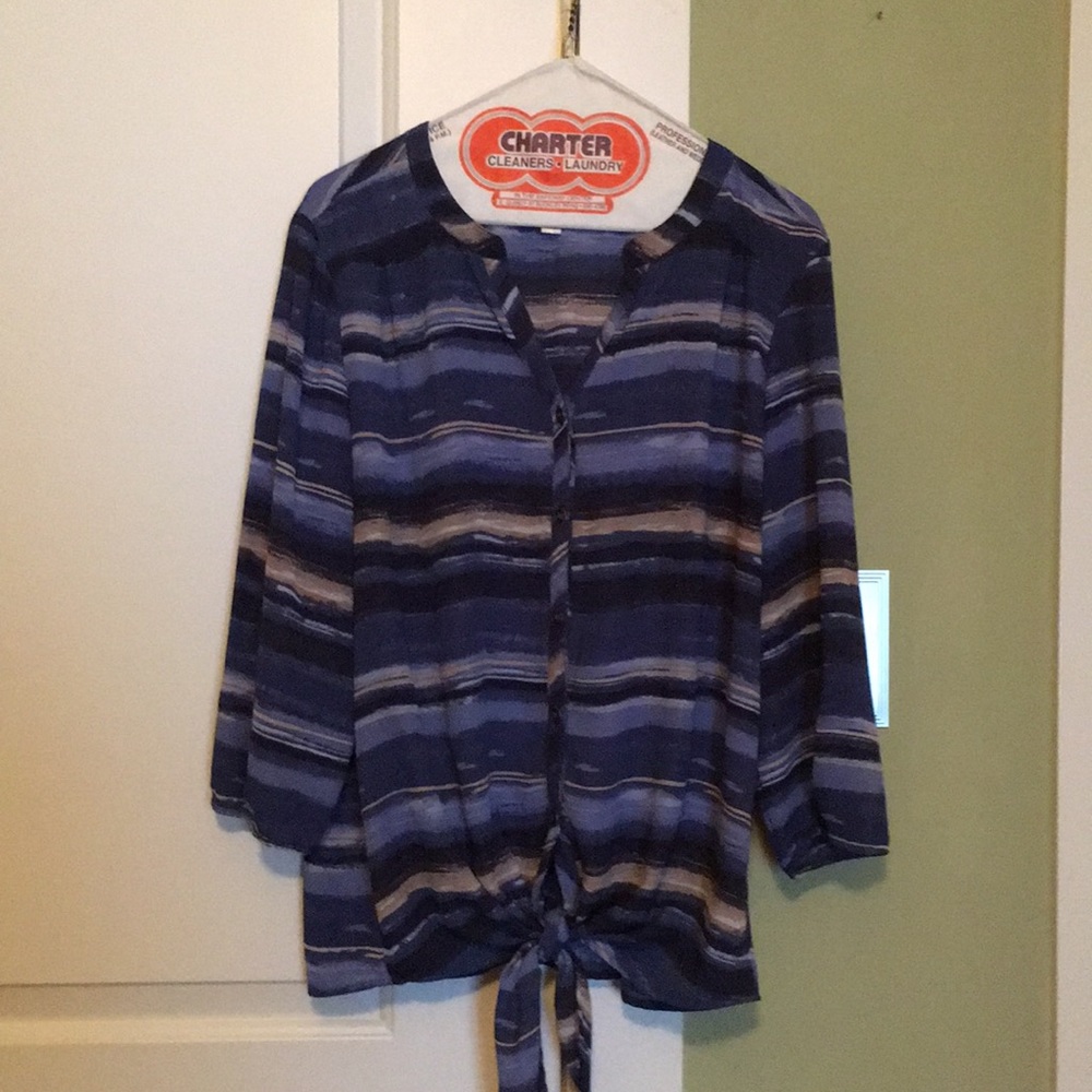 Cute Blue & Tan 3/4 Sleeve top that ties at Waist